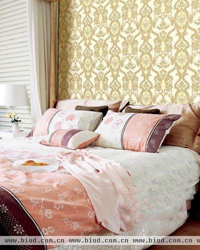 在装饰卧室时，床品、窗帘和灯具是最能体现卧室气质的重点要素，在这些要素上多花心思，可以最大程度地改变卧室的气氛。米粉色床品可以营造出温暖而典雅的气氛，细致而优雅的花纹让卧室看起来更明媚。床头灯可以选择纯白经典造型的款式，纤巧的造型也烘托出整个空间的雅致气质。