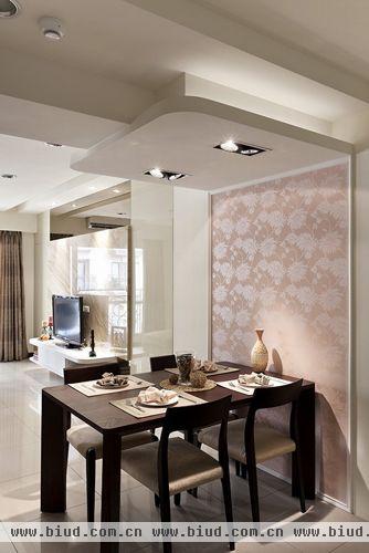 餐厅空间：木质餐桌映衍空间主体性;墙面以线版框出华丽壁纸的气派让人沉浸在优雅舒适的用餐氛围里。