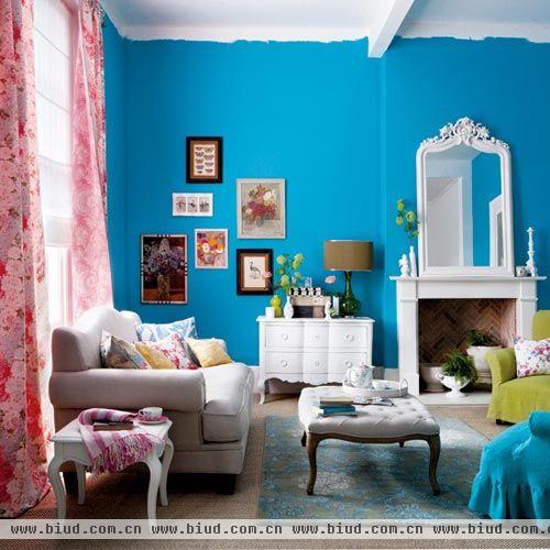 4.饱和的空间一定要选择不同的色调，比如绿色的沙发可以搭配淡黄色耐磨编织地板。