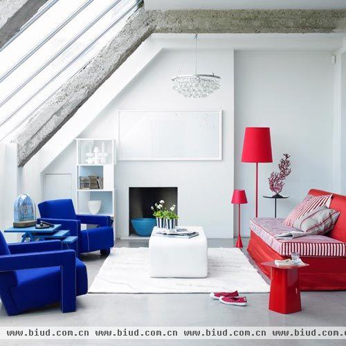5.添加不同风格的家居饰品，挑选最喜爱饰品的颜色，比如蓝白相间的盘子就可以用来装饰墙壁。