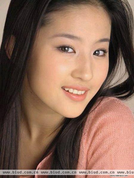 刘亦菲自小遗传了母亲刘晓莉的美貌，还跟妈妈学习舞蹈，从8岁开始就成为童星，当模特拍广告。