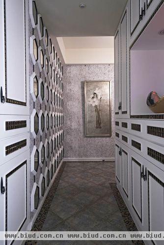 金箔质感的壁纸选用，以选材点出空间的低调华丽。六角形镜面加以木作与铁件线条感，立体几何图腾呼应出客厅复古镜设计。