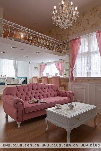 　粉红色的沙发搭配上古典线条的茶几，窗外的风轻拂过窗台上白色蕾丝窗帘，将童话公主的梦幻氛围推展到极致。