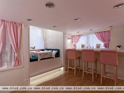 　降下和室的升降桌，铺平椅垫，立时就成为起居室或是客房空间。