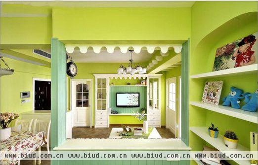 这是第一套绿色清新美家，用到的绿色面积比较多，但是一点也不俗，反而很清新，沙发用的是带抽屉的卡座式的，很实用。客厅的吊灯，来个正面效果，白色跟绿色的搭配，真的很清新呢~看客厅后面的儿童房，有个很强大的上下床设计。