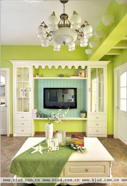 这是第一套绿色清新美家，用到的绿色面积比较多，但是一点也不俗，反而很清新，沙发用的是带抽屉的卡座式的，很实用。客厅的吊灯，来个正面效果，白色跟绿色的搭配，真的很清新呢~看客厅后面的儿童房，有个很强大的上下床设计。