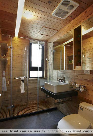 添入玻璃拉门的卫浴空间，保留下桧木香气，让木质感气蕴而生。