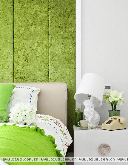 这是一套颜色比较鲜亮的果绿色家装，以果绿色为基调，卧室的样子，苹果绿色的背景墙，非常漂亮~搭配白色田园风格的实木床，很清新哦~镜柜很实用呢，这个浴室有点挤，但是收纳解决了很多问题。能看到墙面的细节，软包的处理很时尚，床头的台灯超可爱吧。