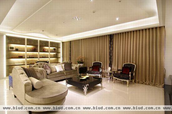 欧式造型沙发，搭配深色对椅，金色镶边古典线条与银色茶几脚呼应，藉由家具勾勒新古典风貌。