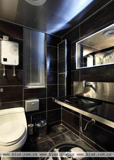卫浴采用简洁的黑白调，给人带来一种前卫不受约束的感觉。
