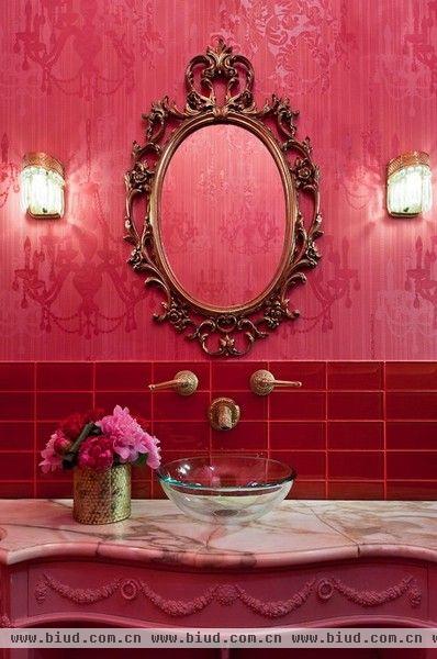 黑色花纹的壁纸、水晶吊灯、枚红色的靠垫、铁艺雕花的复古装饰物，这样的搭配显得奢华而富有情调。沙龙的盥洗室，以明艳的枚红色做壁纸，充满了华丽和浪漫的气息。