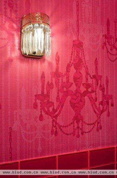 黑色花纹的壁纸、水晶吊灯、枚红色的靠垫、铁艺雕花的复古装饰物，这样的搭配显得奢华而富有情调。沙龙的盥洗室，以明艳的枚红色做壁纸，充满了华丽和浪漫的气息。