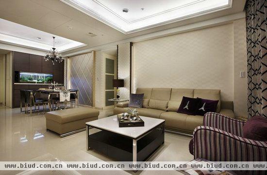 以简洁的色调妆点大面积空间，并用装饰软件跳色，对称的光柱让客厅空间更具氛围。