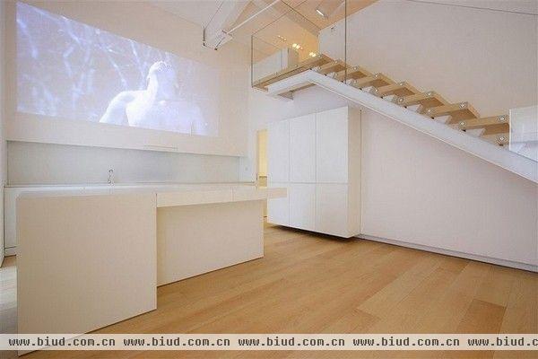 米兰的JM设计工作室将两个相邻的顶层公寓改造成一个复式loft空间。