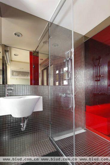 卫浴空间，即是以玻璃屋的概念安排于其中，金属马赛克磁砖打造出其新颖而具现代时尚的意象。