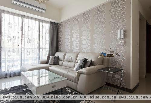 客厅：富光泽的花纹图腾壁纸，将沙发背墙点出低调奢华的主题，与地毯茶几面及窗纱上的雕花图案相互映衬、相得益彰