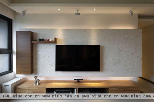 电视主墙面-暖灰色系为主的客厅立面，石材与木材交互构织，纵横线性谱画出沉稳的公领域画面。