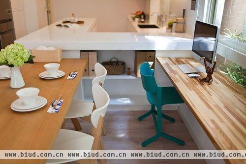 设计师在餐桌旁的规划一方临窗小工作区，再置一张跳色单椅，生活都闲适活泼了起来。