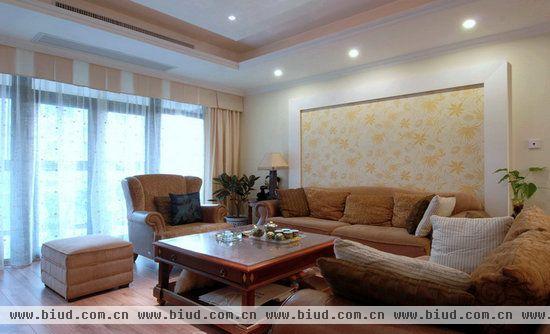 客厅使用的是华丽而又简约的风格，为了增添客厅生气，设计师巧妙地在沙发后的墙添置淡黄暗花的壁纸，让整体感觉不再呆板。