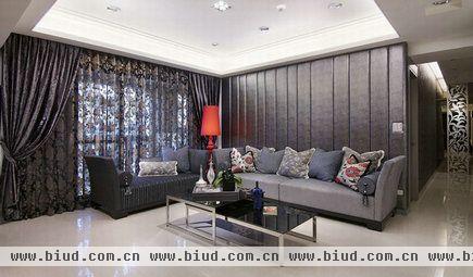 沙发背墙的部分，是用泡绵绷板的材质，以比较冷色调的铁灰色、再利用泡棉来柔化整体的冷调，大小不同的交错来丰富背墙的整体造型。