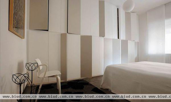 意大利这座公寓，优雅柔和，色彩上以白色为主，明亮的色彩让整个空间都显得十分的干净舒适，多件带有弧度的家具减少了边边角角的坚硬