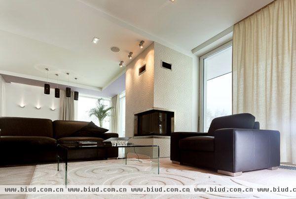 客厅以米白色为主色调，墙壁的颜色加上白色的印花地毯，搭配着黑色的皮质沙发，高雅的气息立刻散发出来。