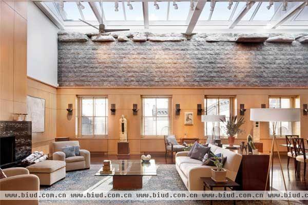 公寓位于纽约的杜安大街上，室内设计风格可以称得上是奢华的极致体现。屋顶的大天窗使自然光能够直射室内，为室内提供明亮的环境。
