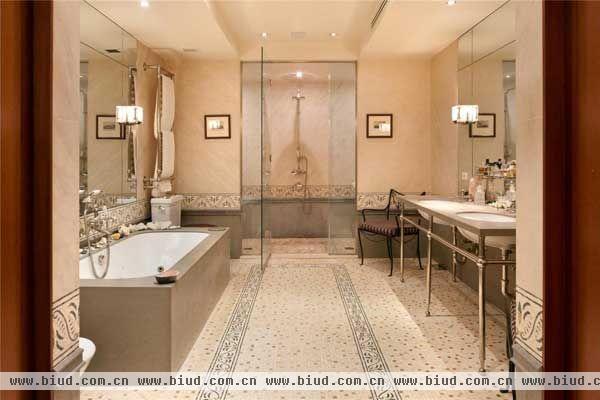 浴室的装修也具有欧洲皇室贵族的气息。