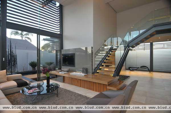 别墅位于南非的林波波省，改造后成为一个圆滑的半透明的现代住宅，业主感到非常满意。