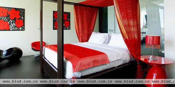四间不同色彩的卧室供你选择，红色卧室则最适合新婚的夫妇了。