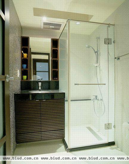维持深、浅配色的基调，干湿分离的卫浴空间，清新明亮。