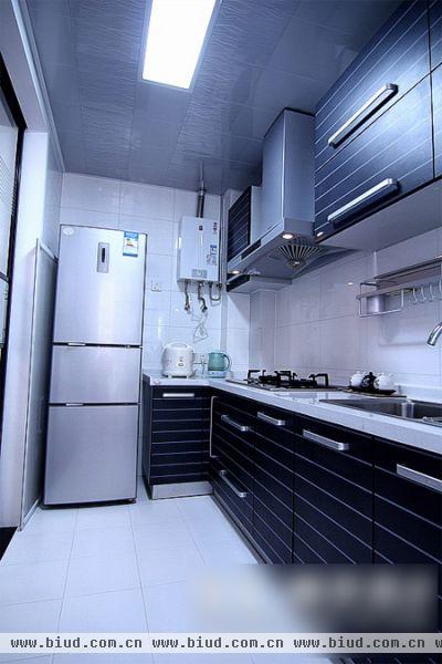厨房就以银白和蓝黑色的基调为主，感觉干净整齐。上下的橱柜尽显家居收纳的最高境界。