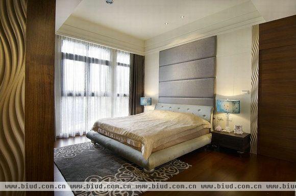 主卧色调简单干净，床头浅紫色的墙面，与蓝色的台灯发散出清新的氛围，卧室设计明亮清爽。