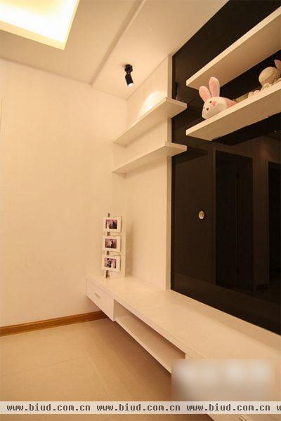 客厅中的电视柜是以白色和黑色为主色调，白漆混油工艺面积，和黑色烤漆玻璃尽显现代风格。电视墙的柜子对于本身面积就不大的两小口就最好了。