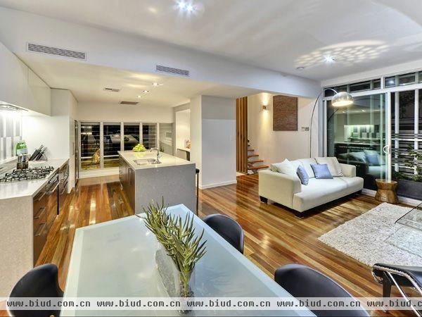 丰富的木材地板和混凝土遍布别墅的三层，为居住者提供标准的舒适的生活。