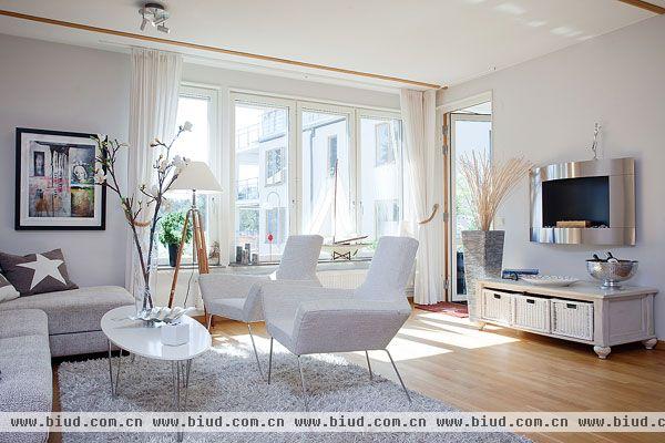 公寓位于瑞首都斯德哥尔摩的纳卡什自治区，映入眼帘的就是传统北欧风格的客厅。
