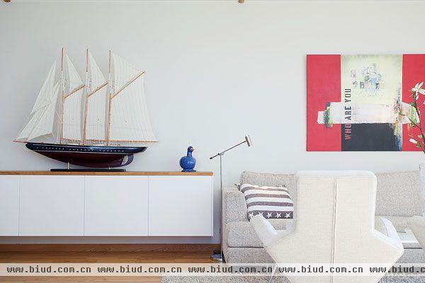 　客厅小帆船的摆设体现出主人热爱航海的爱好，与窗外的海景交相呼应。