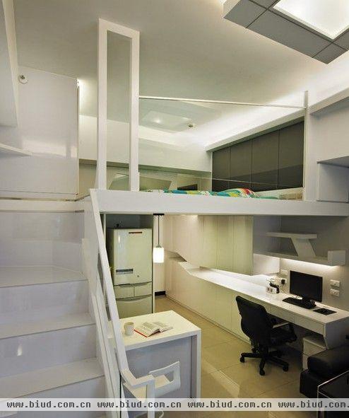 8坪的空间中利用挑高三米四的高度，在夹层增加了卧室的休息空间之外，还增加目前每家每户最缺乏的储藏空间，全室各项机能一应俱全，特别是书桌、书柜、沙发区及收纳机能，包括楼梯的安全性等设计师都兼顾到。