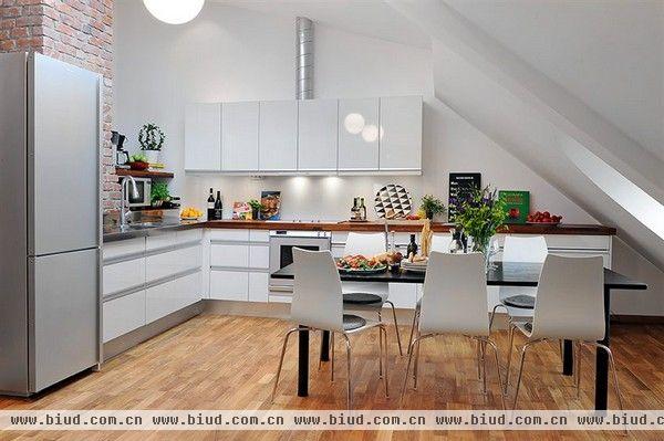 厨房的特点在于使用了明亮的色彩，明亮的灯光照射在高光泽的家具使室内空间显得更加宽敞。