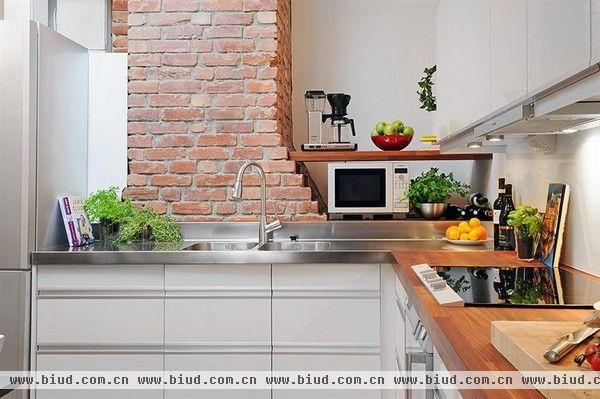 厨房的特点在于使用了明亮的色彩，明亮的灯光照射在高光泽的家具使室内空间显得更加宽敞。