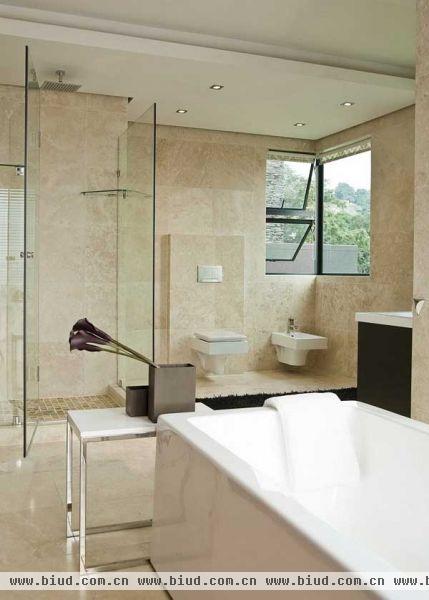 浴室内采用大理石材质，增添高贵典雅的气息。
