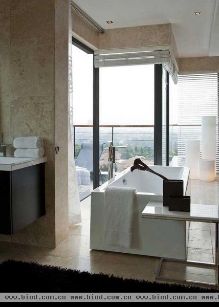 浴室内采用大理石材质，增添高贵典雅的气息。