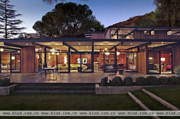这是一座位于美国洛杉矶的现代住宅别墅，由建筑事务所Jamie Bush &Co.精心设计打造，采用了石材，玻璃，木材，钢等材料，位于风景秀丽的马德雷The Sierra Madre山脚下。这个项目的重点是建立一个从外到内的舒适空间，中性的装饰色彩，混合的自然纹理，充满了惊喜。