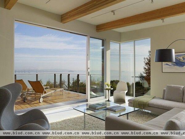 位于美国旧金山Tiburon湾的这套别墅的设计基于环保以及高科技的理念，充分利用大自然使别墅成为真正的环境友好型的别墅。