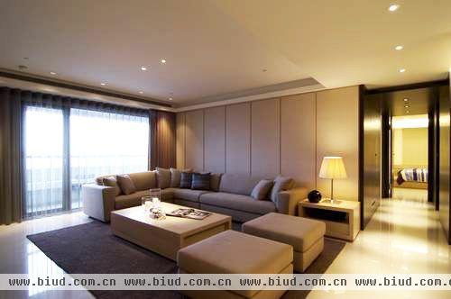 客厅场域选用浅色的木皮搭配等比例的沟缝处理，呈现白净素雅的精致美感。