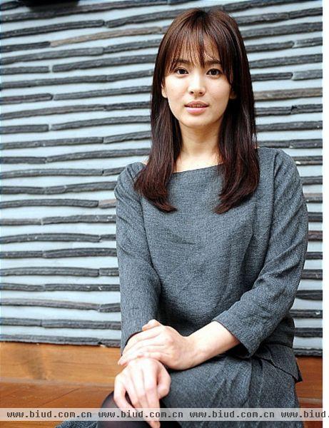 宋慧乔（???/Song Hye Kyo）1981年11月22日— ，韩国著名影视演员。1996年通过模特大赛出道，先后拍摄多部影视剧，曾获“韩国最佳演艺人奖”。代表作《蓝色生死恋》《浪漫满屋》令她在亚洲各地皆为人所知，成为韩流代表人物。2005年开始，宋慧乔开始专注于电影方面的发展，出演《我和我的女友》《黄真伊》等。2013年的《那年冬天风在吹》是宋慧乔阔别荧屏4年之久的又一韩剧经典。 