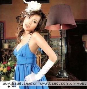 容祖儿曾荣获2003年及2004年度“四台联颁音乐大奖－传媒大奖”，连续两届成为四大电子传媒音乐颁奖典礼的大赢家，曾多年代表香港女艺人登上央视春晚舞台，亦被公认为“香港乐坛天后”。 