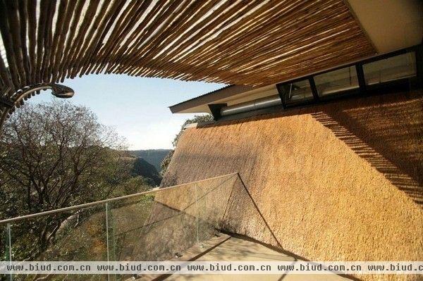 Wright Conversion村舍是南非建筑师Elmo Swart Architects对一座位于南非德班拥有三间卧室的茅草屋的改扩建工程，工程包括增加一间卧室，两间工作室，一个多用途娱乐空间以及一间艺术画廊。其设计以连续的墙面为特点，墙面从地面到屋顶卷起包裹着房间，创造出具有流动性的楼板，侧墙和天花板。