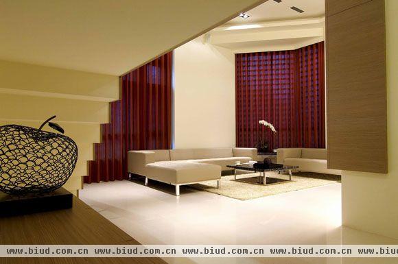 　客厅区域以挑高四米五的高度、红色窗帘自天花倾泻而下，不仅放大空间感，更让视觉焦点得以延展开来，进而展现雍雅的气势。