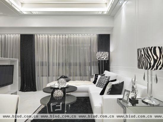 纯净无瑕的白色布景，延续起始的奢华元素，钻石切面概念融入背景与天花板造型。